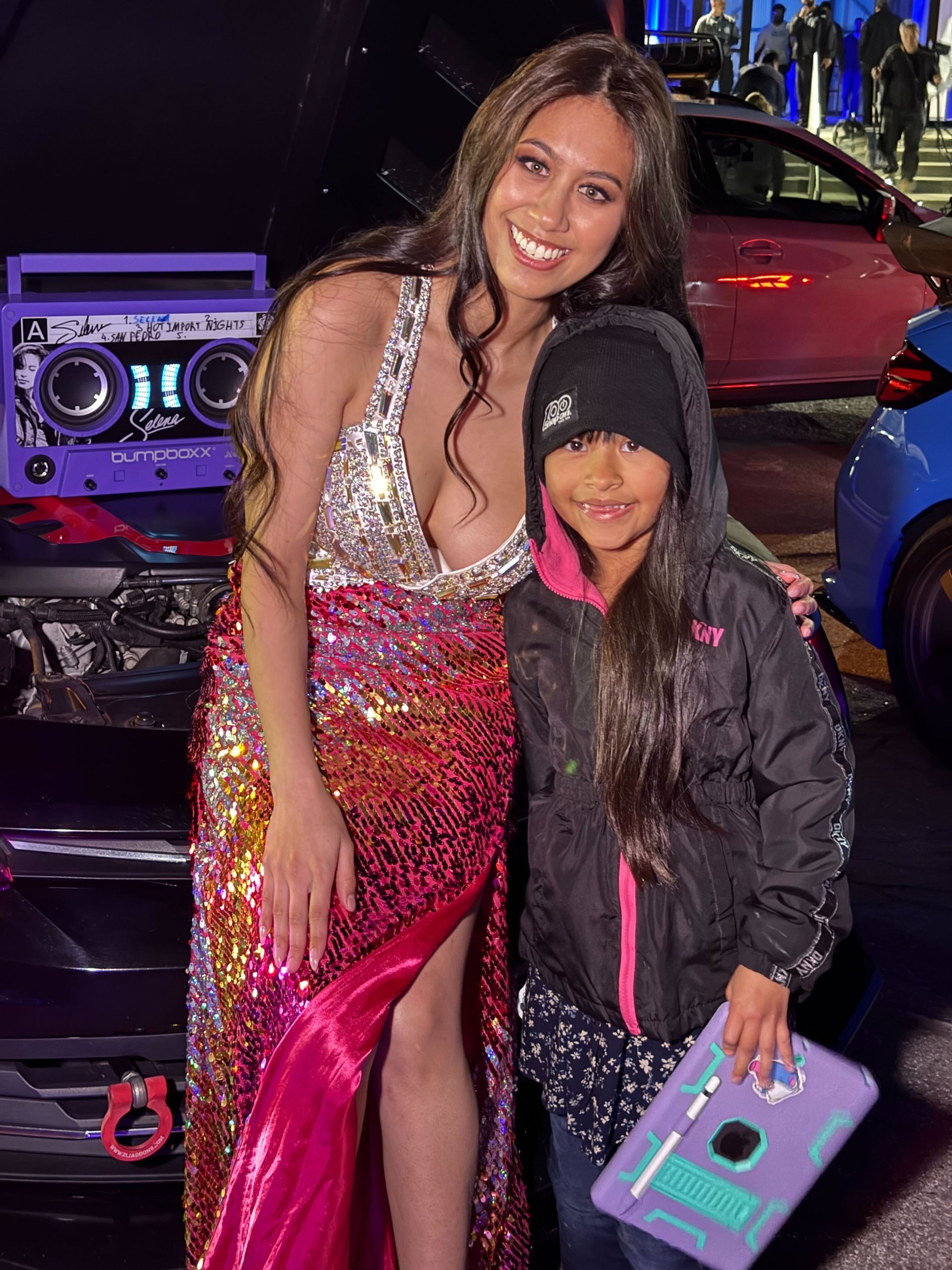 Joan Cruz posing with a fan at the event